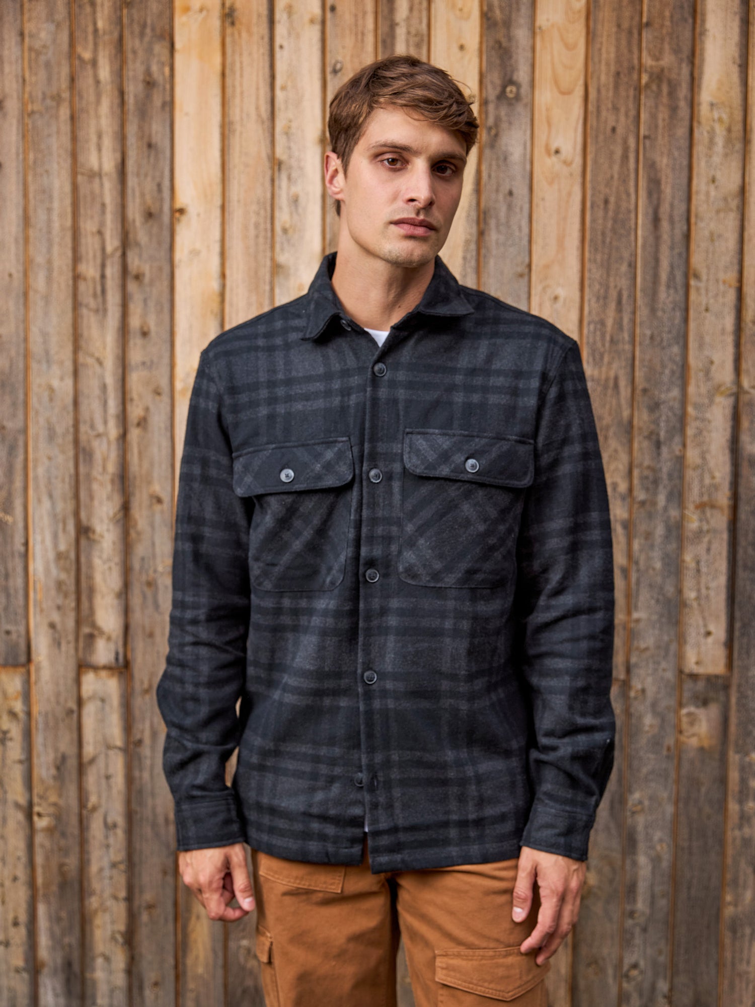 SOBRECAMISA RAYMOND - Black Beauty Fit:COMFORT FIT