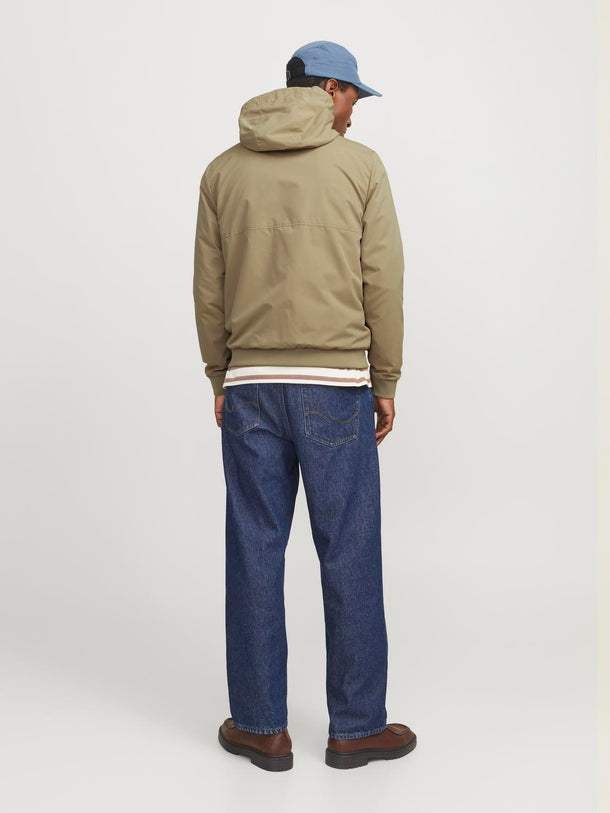 Product CHAQUETA RUSH LIGERA CON CAPUCHA Y LOGO - Crockery Detail:SOLID - Image 3