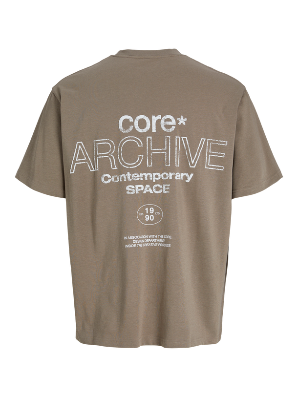 Product POLERA REGULAR MOTION GRAPHIC-Desert Taupe - Image 2