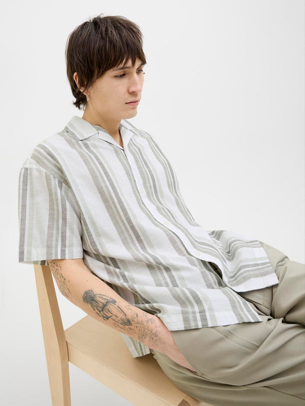 Product CAMISA LOOSE RESORT DE LINO SUMMER - Vetiver Fit:RELAXED FIT - Image 9
