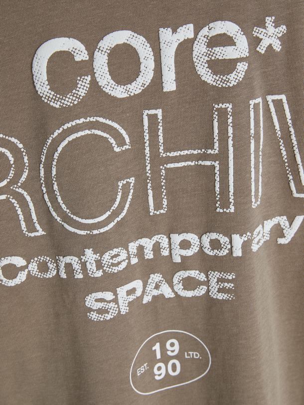 Product POLERA REGULAR MOTION GRAPHIC-Desert Taupe - Image 3