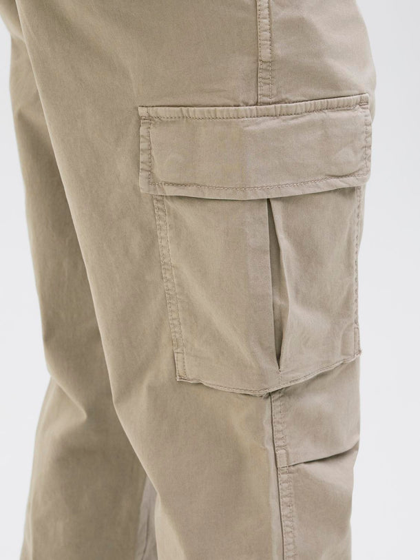 Product PANTALÓN CARGO TIRO MEDIO TUCKER - Dune Detail:SOLID - Image 14